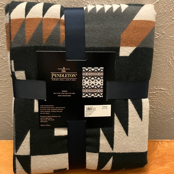 Pendleton Geometric Pattern Blanket in Black, Gray, and Cream - Picture 5 of 6